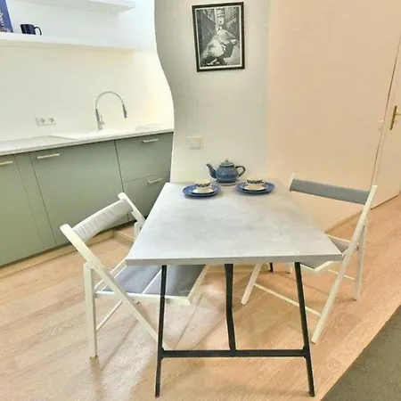 Апартаменти Town Square Self Check-in 24h By H&h