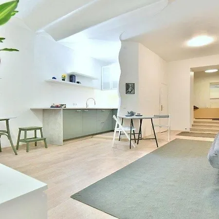 Town Square Self Check-in 24h By H&h *